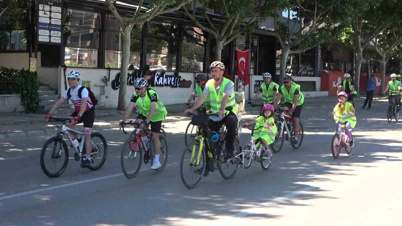 YEŞİLAY TARAFINDAN BU YIL 13’ÜNCÜSÜ DÜZENLENEN GELENEKSEL YEŞİLAY BİSİKLET TURU, BURSA’DA YOĞUN...
