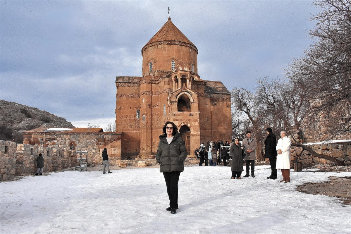 Yeşilçam'ın usta oyuncusu Hülya Koçyiğit, Van'da Akdamar Adası'nı ziyaret etti.