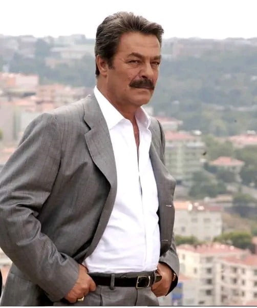 YEŞİLÇAM’IN USTA İSMİ KADİR İNANIR, İSTANBUL'DA TEDAVİ GÖRDÜĞÜ HASTANEDE HAYATINI...
