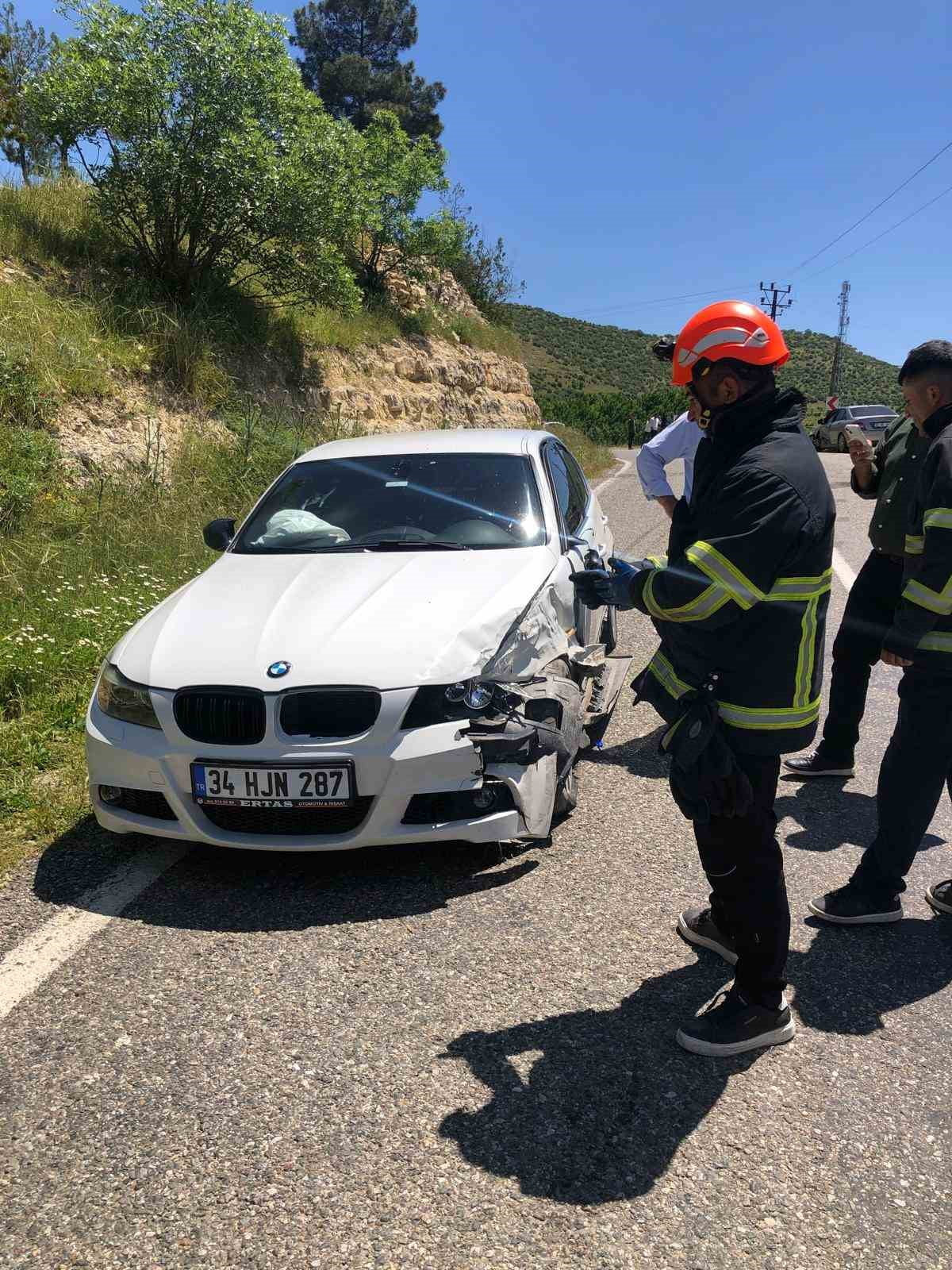 YEŞİLLİ İLÇESİNDE İKİ OTOMOBİLİN ÇARPIŞMASI SONUCU 5 KİŞİ YARALANDI.