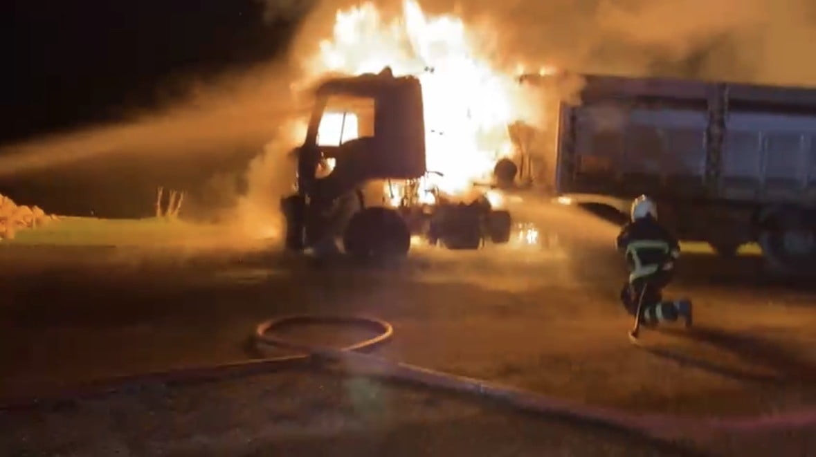 YEŞİLLİ İLÇESİNDE SEYİR HALİNDEKİ TIR, ÇIKAN YANGINDA KULLANILAMAZ HALE GELDİ.