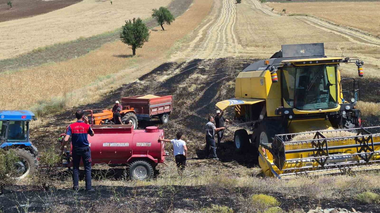 YEŞİLOVA İLÇESİNDE HASAT SIRASINDA BİÇERDÖVERDEN KAYNAKLANDIĞI DEĞERLENDİRİLEN YANGIN, KÖYDE HAZIR...