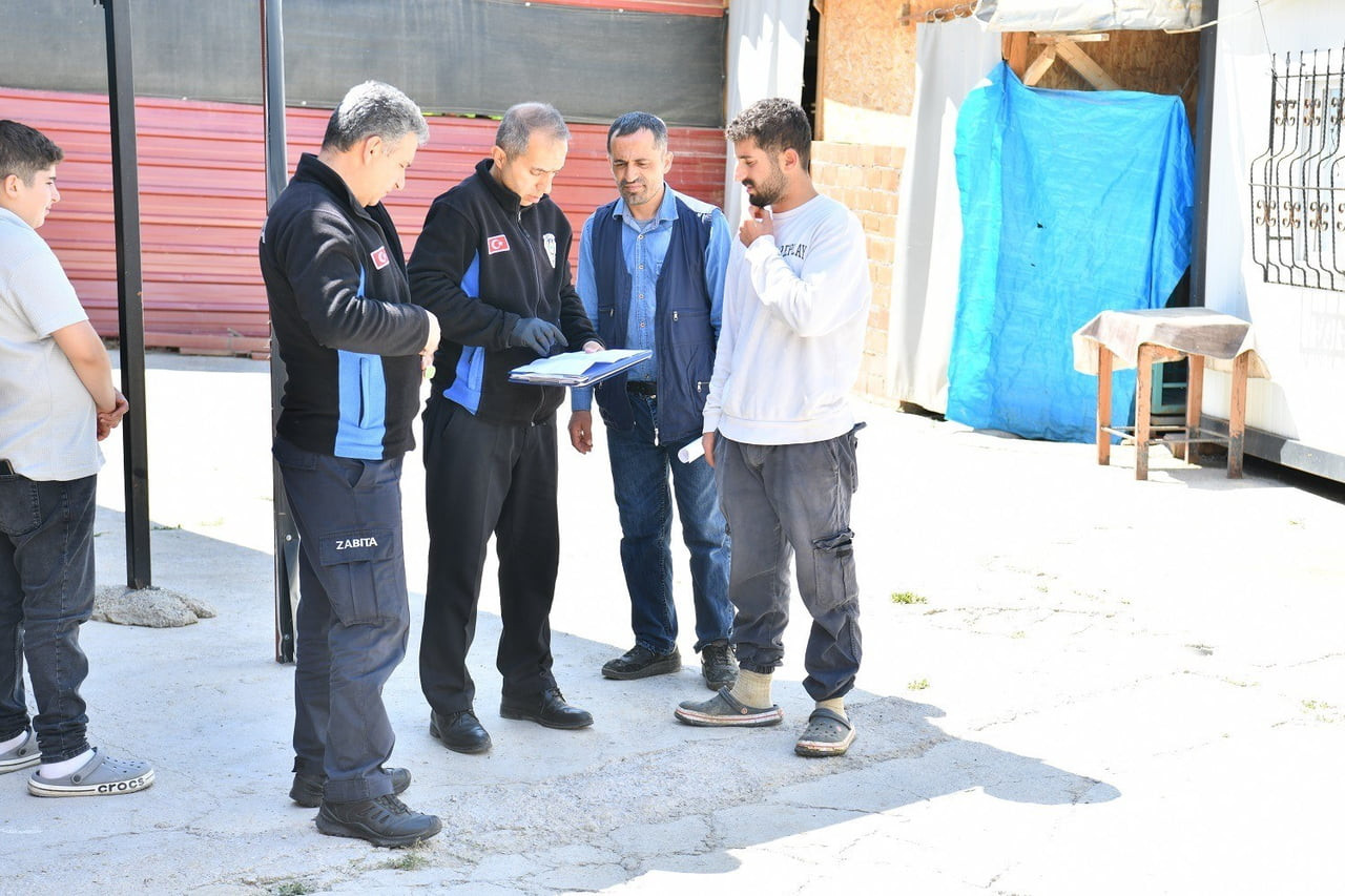 YEŞİLYURT BELEDİYESİ’NDEN KURBAN SATIŞ VE KESİM YERLERİNDE BAYRAM MESAİSİ