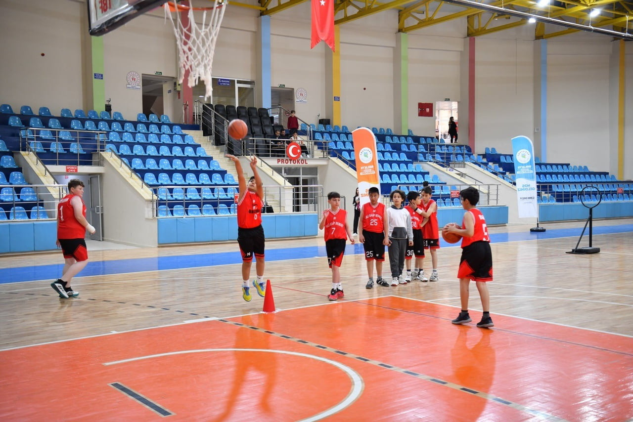 YEŞİLYURT BELEDİYESİ’NİN BASKETBOL TURNUVASI’NDA DOSTLUK VE REKABET BİR ARADA YAŞANDI
