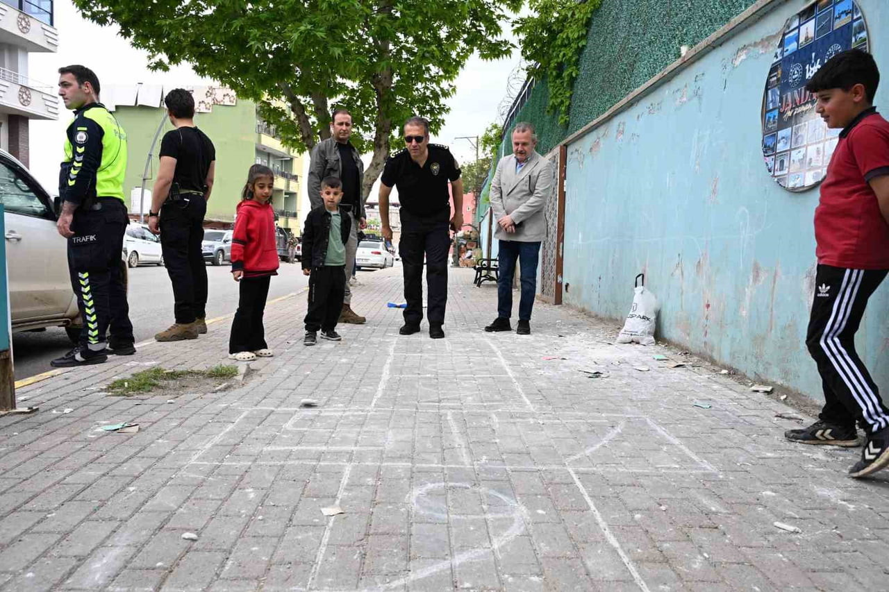YEŞİLYURT MAHALLESİ’NDE ÇOCUKLARLA BİR ARAYA GELEN SAZAK’IN SEK SEK OYNADIĞI ANLAR MAHALLEDE...