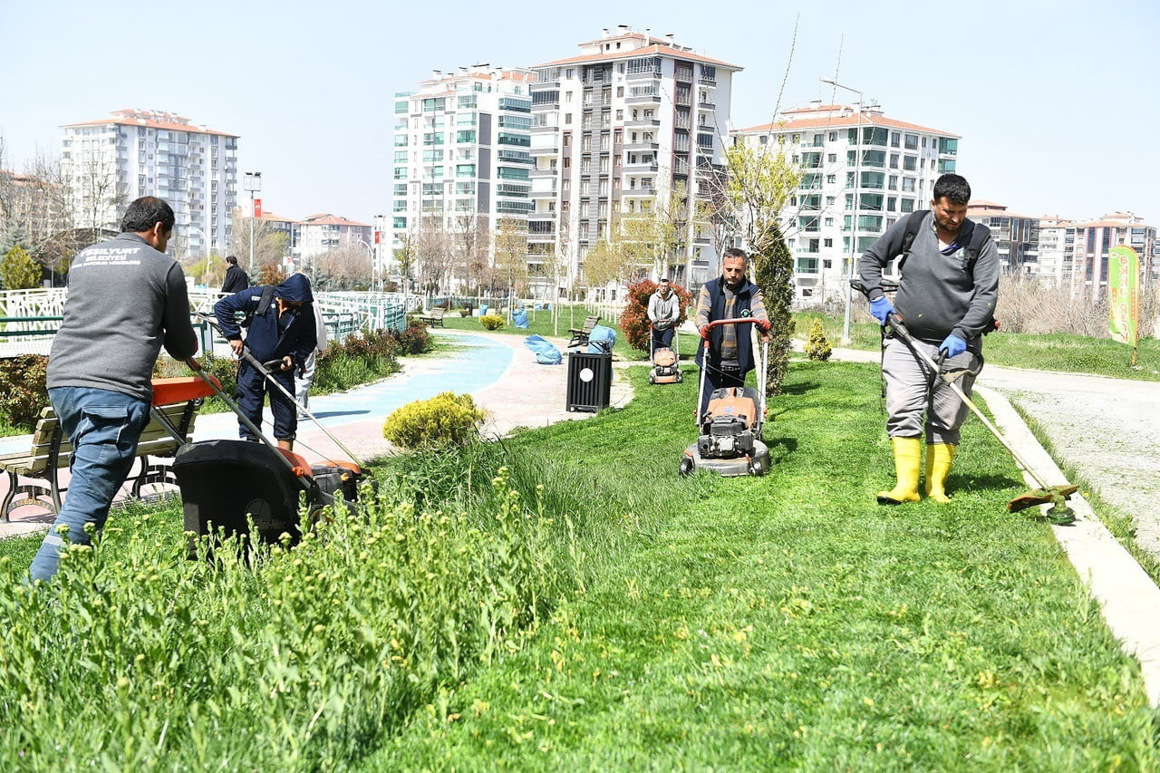 YEŞİLYURT’TA PARK VE YEŞİL ALANLAR YAZ SEZONUNA HAZIRLANIYOR