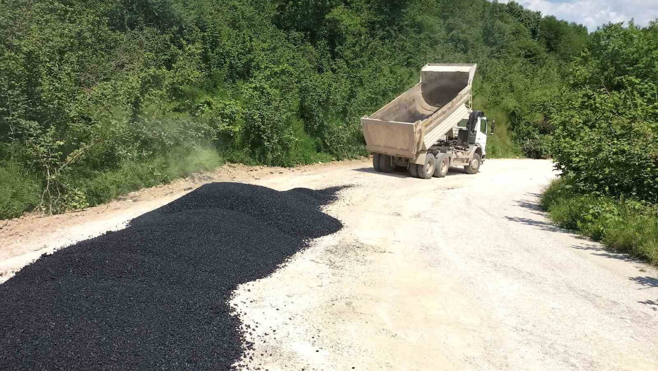 YIĞILCA İLÇESİNE BAĞLI YENİYER VE DİBEKTAŞ KÖYLERİ GRUP YOLUNDA ASFALT YAMA ÇALIŞMALARI DEVAM...