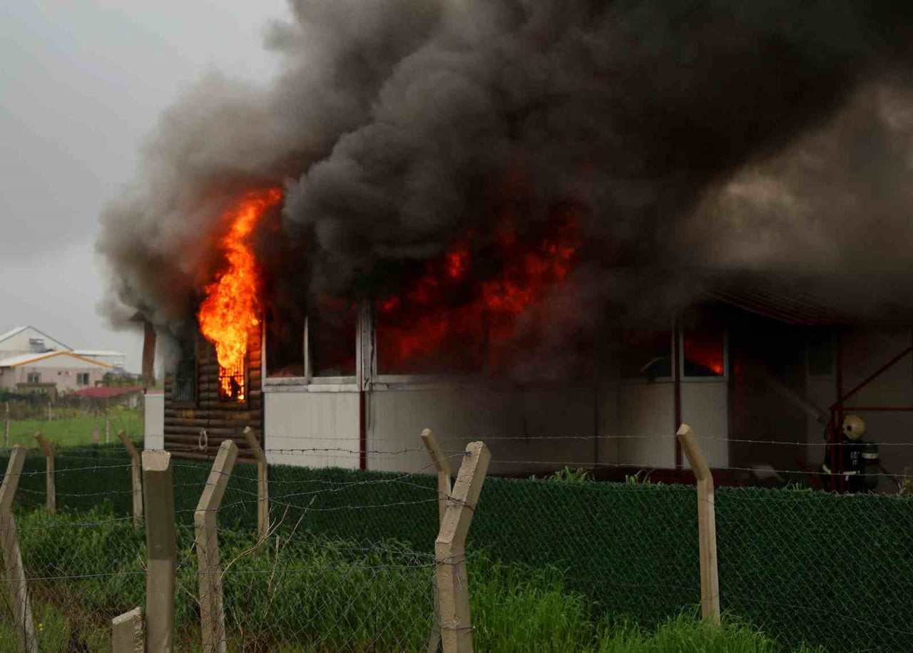 YIKIM ÇALIŞMASI BAŞLATILDIĞI SIRADA BİR VATANDAŞ EVİNİ ATEŞE VERİP YIKIMA ENGEL OLMAYA...