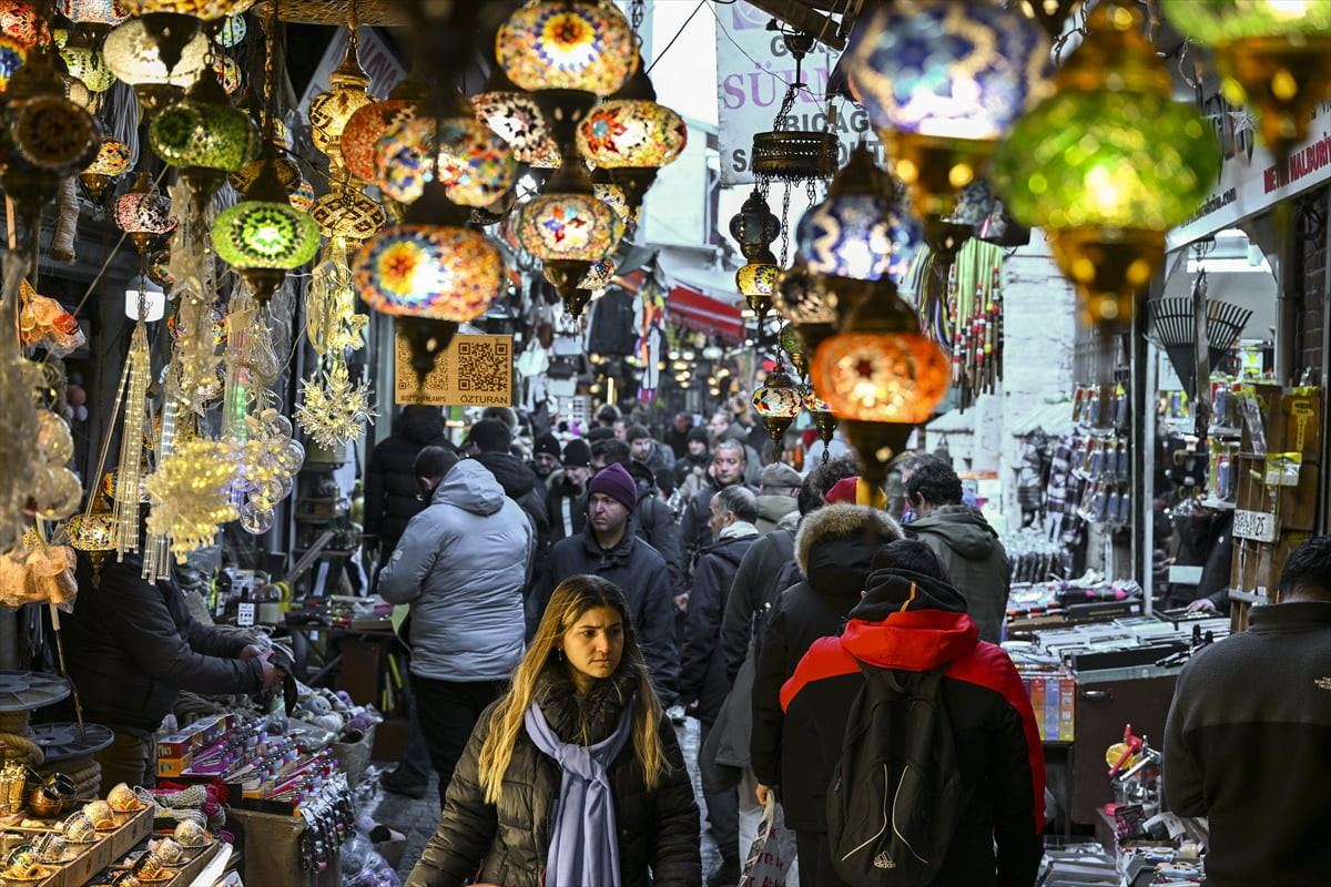 Yılbaşı öncesinde İstanbul'un en hareketli semtlerinden Eminönü'nde alışveriş yoğunluğu yaşanıyor....