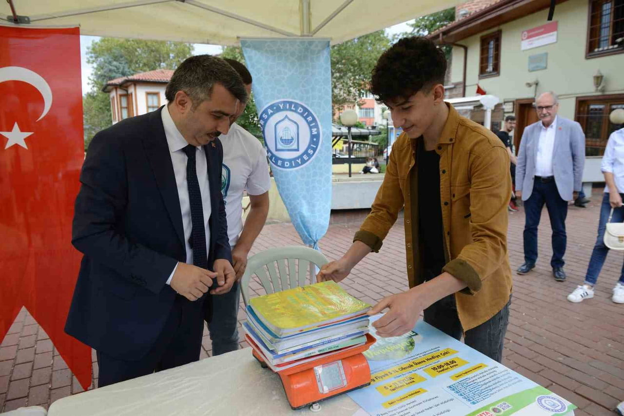YILDIRIM BELEDİYESİ’NİNİ ‘EMEKTAR KİTAPLARINIZ NAKİTE DÖNÜŞÜYOR’ KAMPANYASINA VATANDAŞLAR YOĞUN...