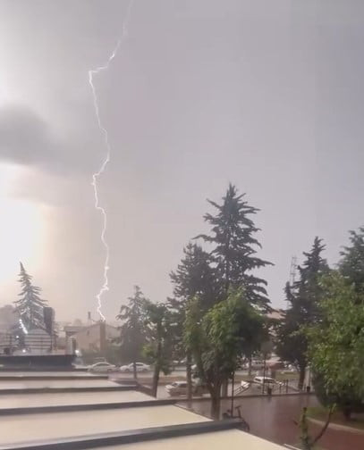 YILDIRIM DÜŞME ANI KAMERAYA YANSIDI.
