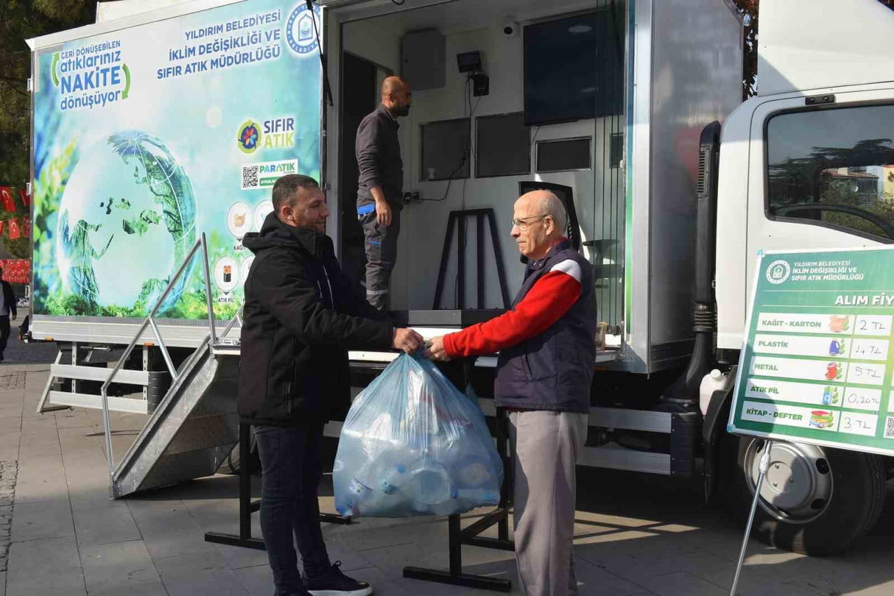 YILDIRIM’DA, ÇEVRE ODAKLI YATIRIMLAR VE SIFIR ATIK UYGULAMALARI HIZ KESMEDEN DEVAM EDİYOR....