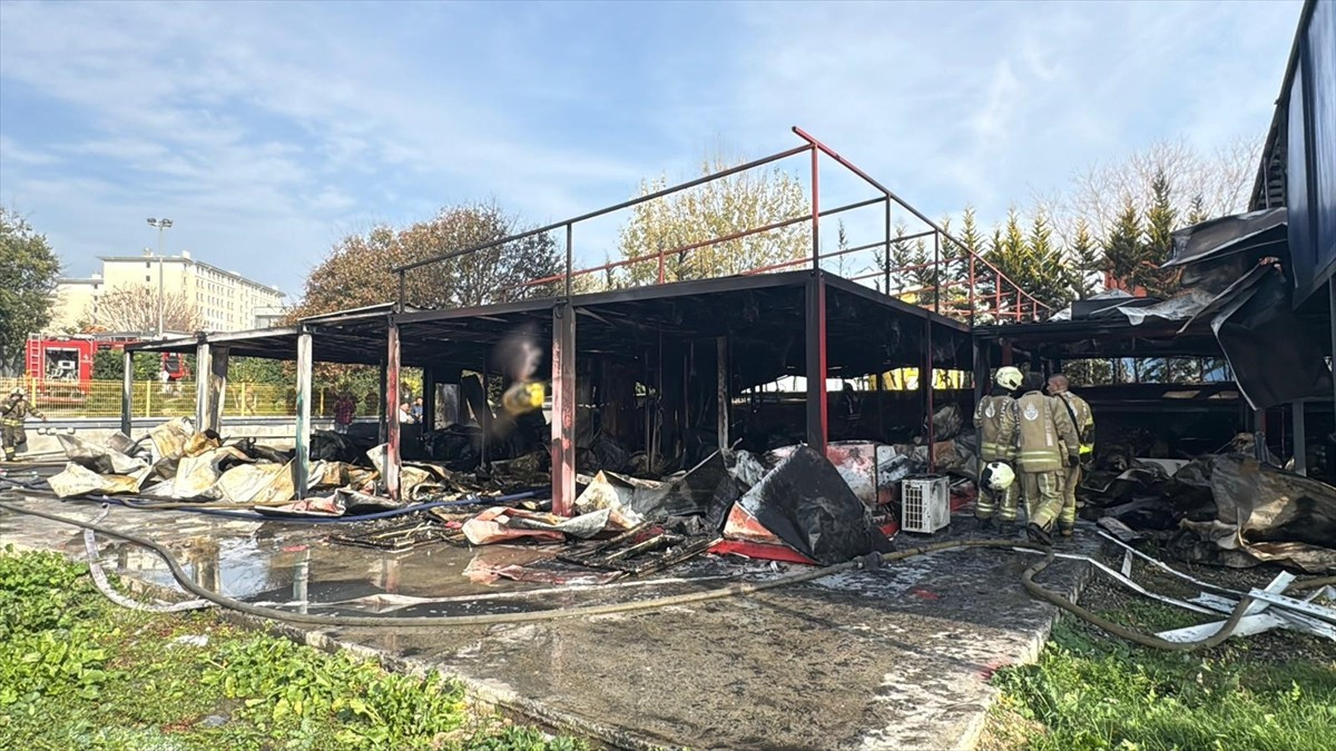 Yıldız Teknik Üniversitesi Davutpaşa Kampüsü'nde öğrenci kulüplerinin bulunduğu konteynerlerde...
