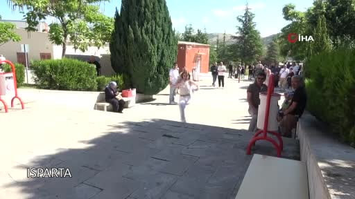 YKS'nin 2. oturumda benzer görüntüler: Geç kalanları ekipler yetiştirdi, bazıları saniyelerle...