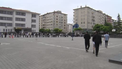 YKS'ye 2 dakika geç kalan genç ağladı