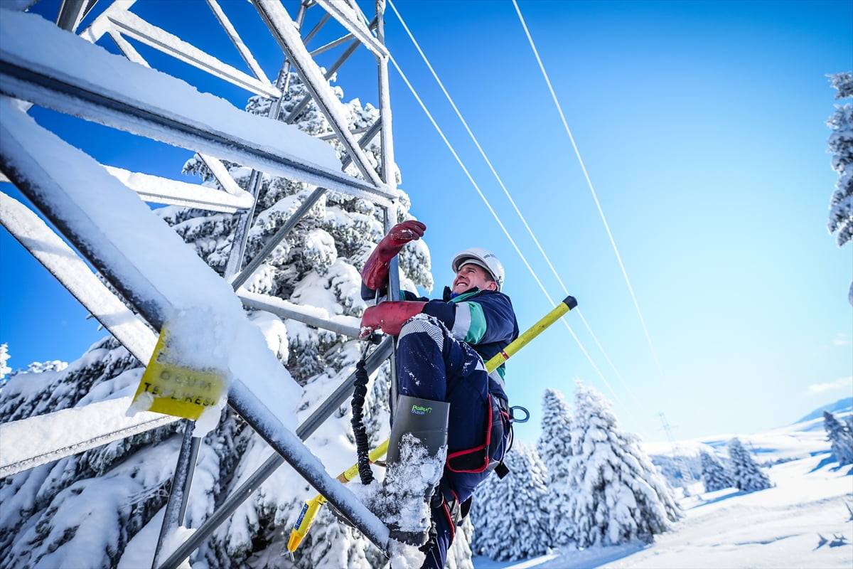 Yoğun kar kağışının etkili olduğu Türkiye'nin önemli kış turizm merkezlerinden Uludağ'da elektrik...