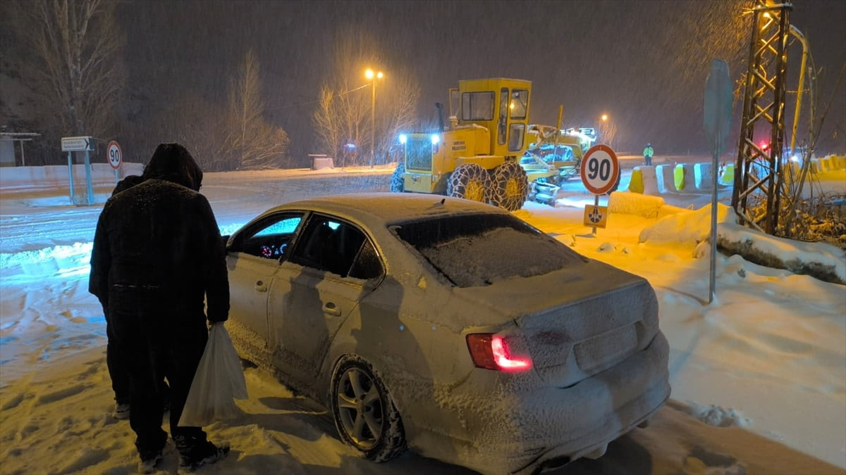 Yoğun kar yağışı ve tipi nedeniyle Malatya-Kayseri kara yolu ulaşıma kapatıldı. Araçta yolun...
