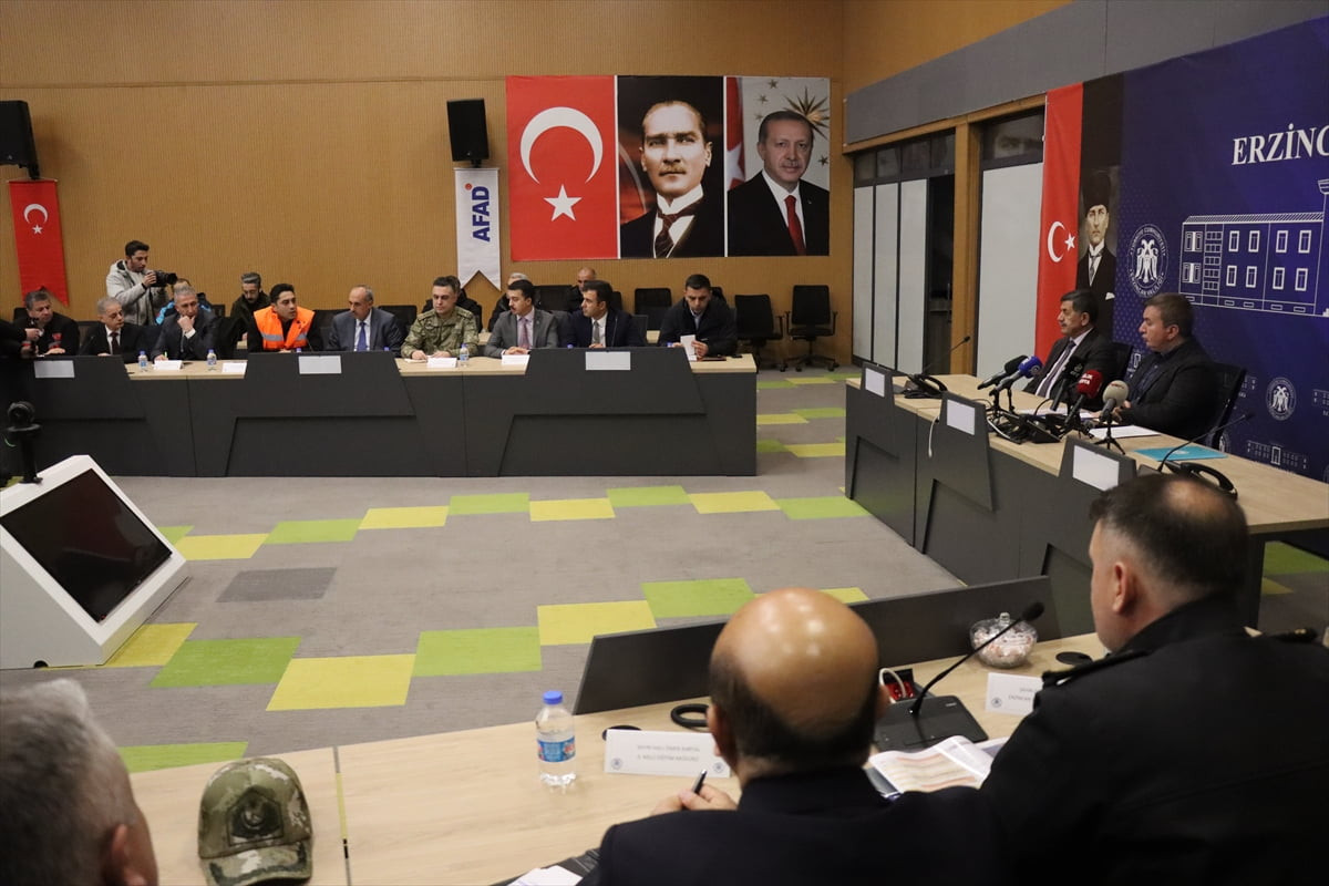 Yoğun kar yağışının etkili olduğu Erzincan'da Vali Hamza Aydoğdu başkanlığında "kış tedbirlerini...