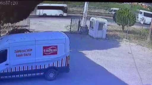 Yol kenarındaki tabelaya çarpan motosikletli başındaki kask sayesinde hayata tutundu
