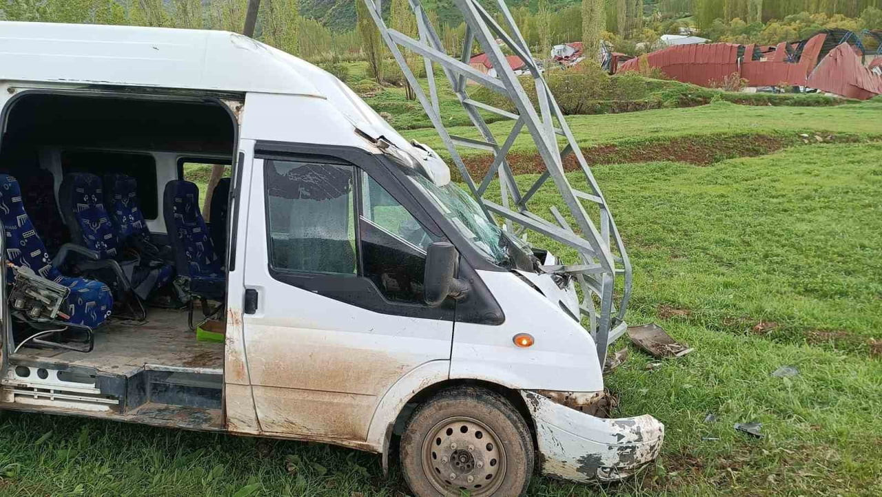 YOLCU MİNİBÜSÜ DİREĞE ÇARPTI: 11 YARALI-AHMET KAVAK(İHA)