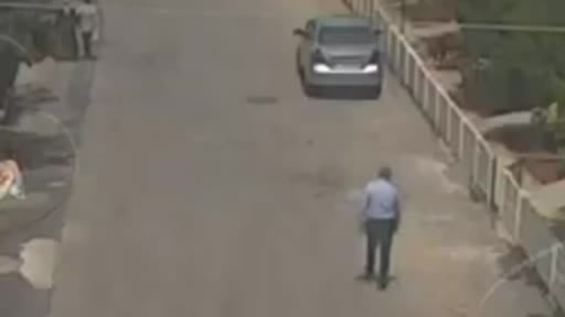 Yolda giden şahsın koluna bıçakla kesik atan şüpheli kamerada