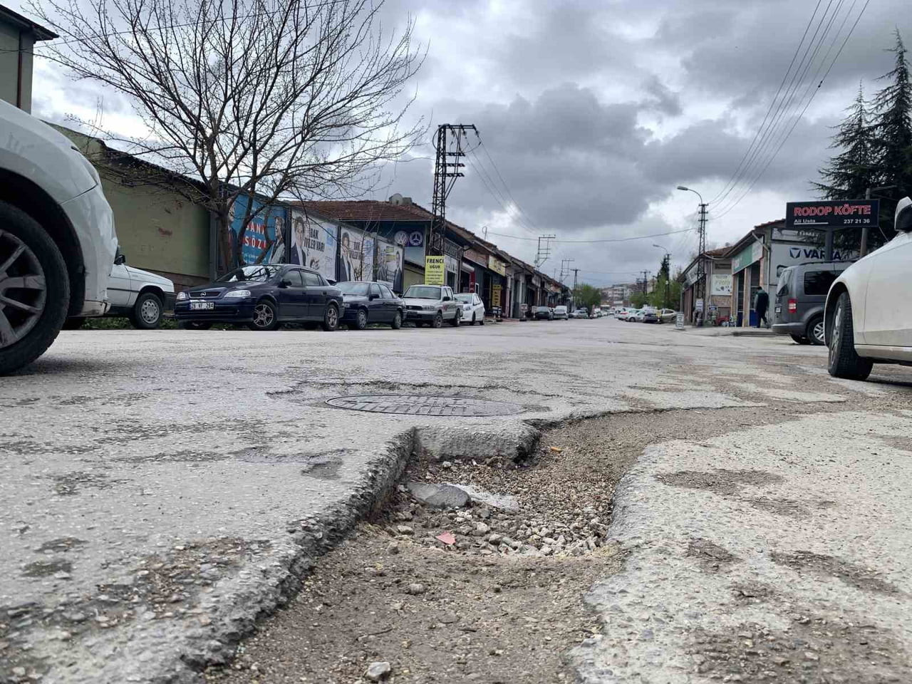 YOLLARDAKİ BAKIM EKSİKLİĞİ SEBEBİYLE ARAÇLARDA MEYDANA GELEN LASTİK YARILMASI, JANT YAMULMASI VE...