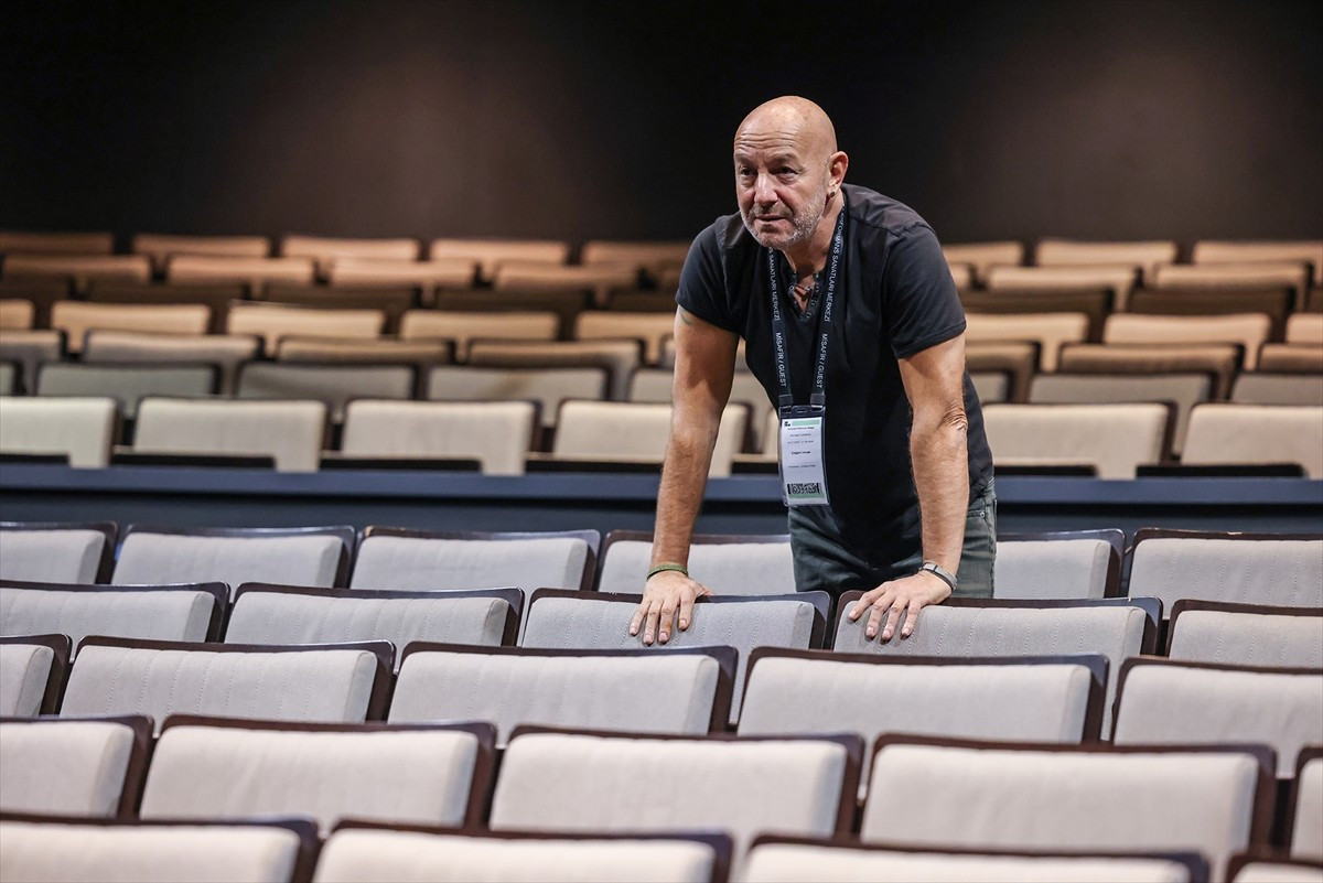 Yönetmen Çağan Irmak'ın (fotoğrafta) yazıp yönettiği ilk tiyatro oyunu "Palamut Zamanı", Zorlu...