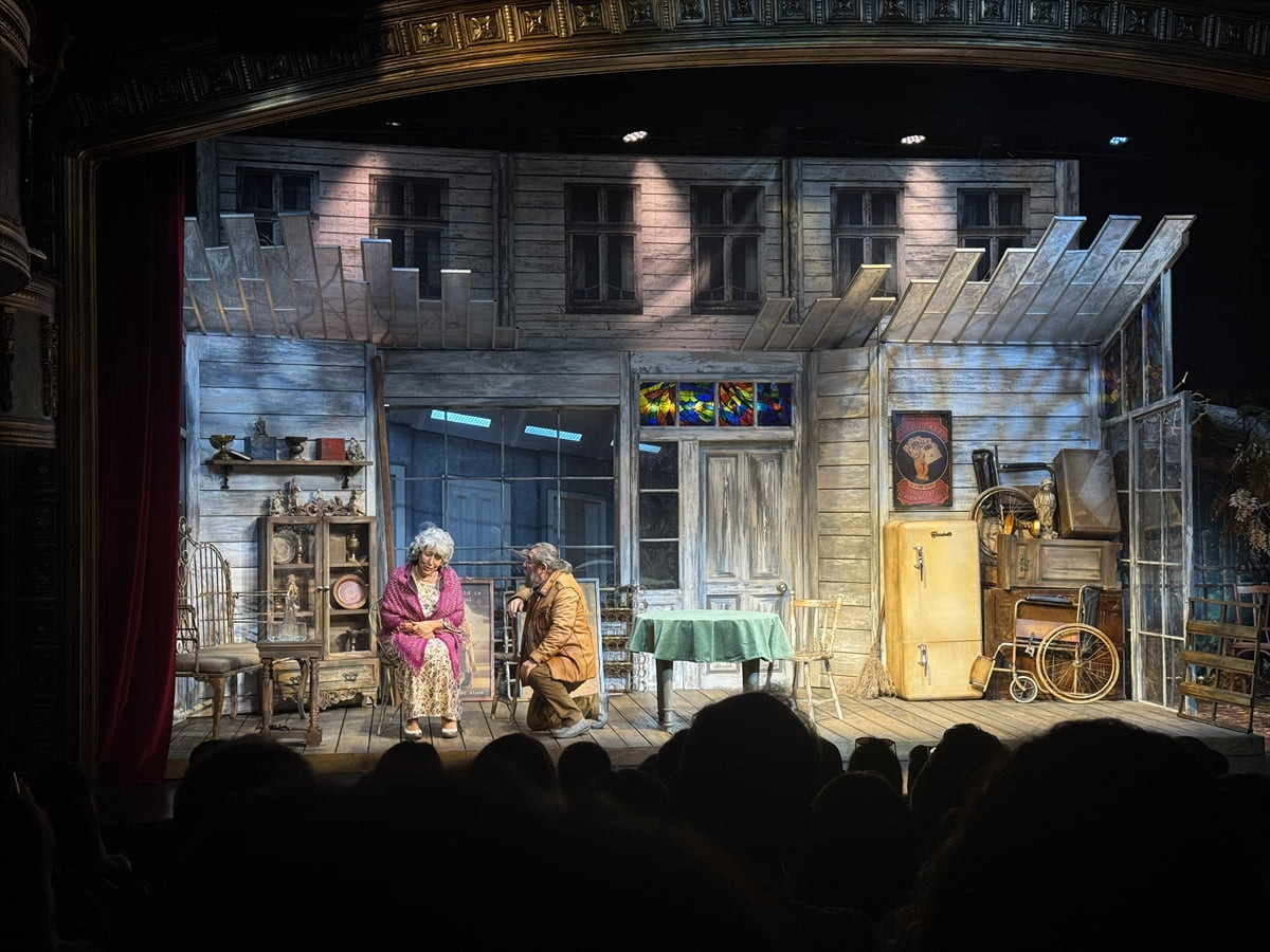 Yönetmenliğini Nedim Saban'ın üstlendiği, Melek Baykal ve Mehmet Atay'ın oynadığı, "Konken...