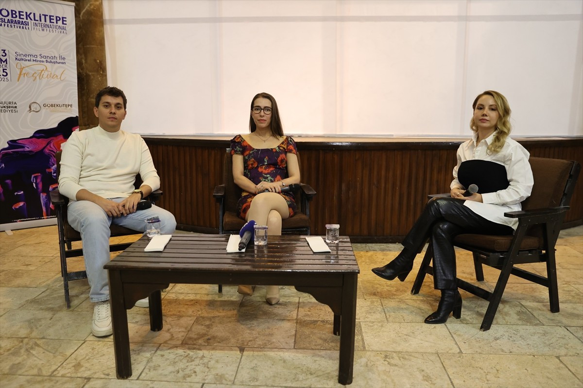 Yönetmenliğini ve senaristliğini Vuslat Saraçoğlu'nun (ortada) üstlendiği "Bildiğin Gibi Değil"...