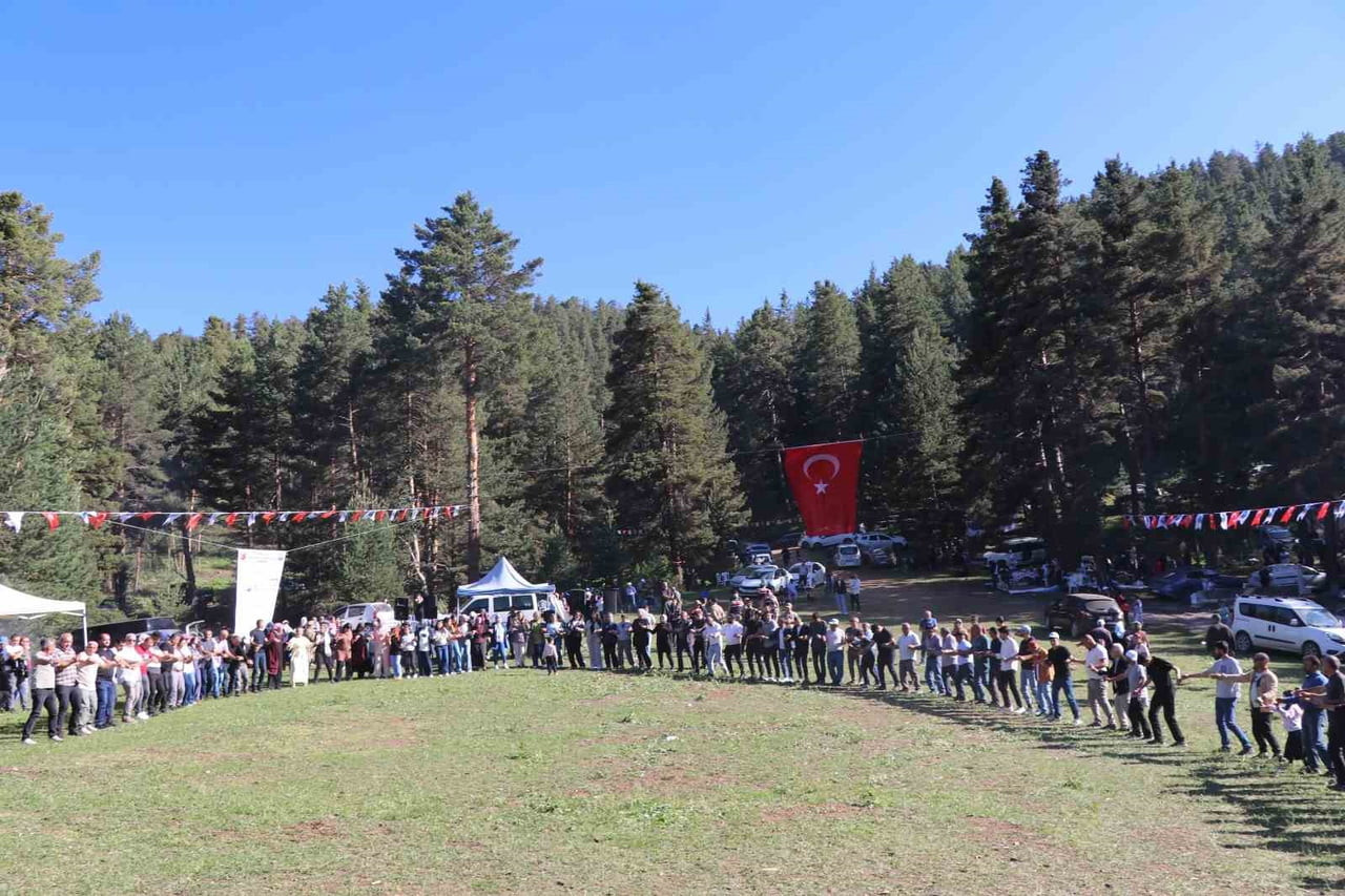 YÖRESEL ÜRÜNLERİN TANITILDIĞI FESTİVALDE, ÇOCUKLARIN PARMAKLA PEKMEZ YEME YARIŞMASI VE HALAT ÇEKME...