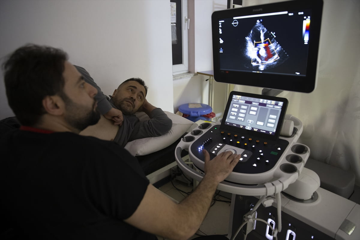  Yorgunluk, nefes darlığı ve uykusuzluk şikayetiyle başvurduğu hastanede kalbinde delik olduğu...