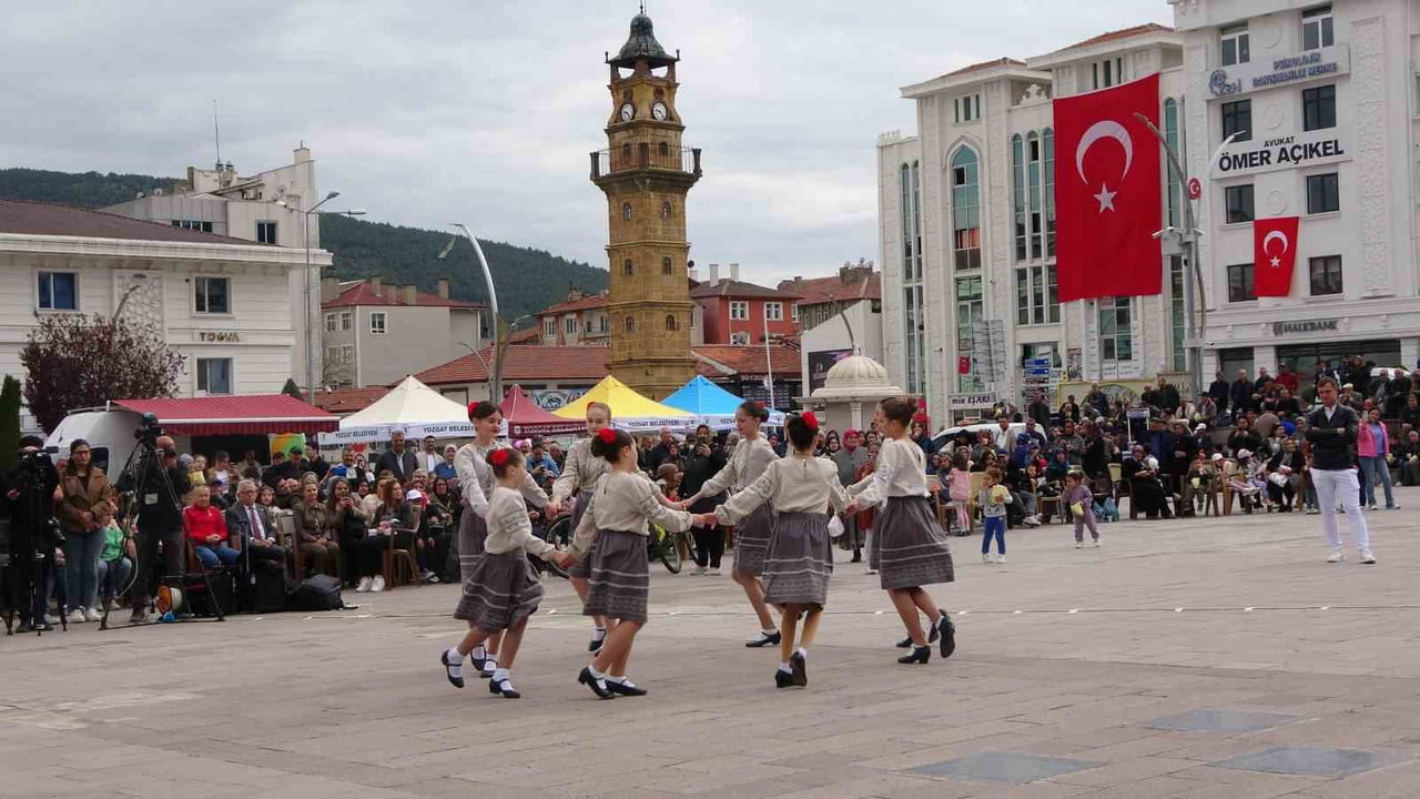 YOZGAT BELEDİYESİ TARAFINDAN DÜZENLENEN HALK DANSLARI ŞENLİĞİ VATANDAŞLAR TARAFINDAN İLGİYLE...