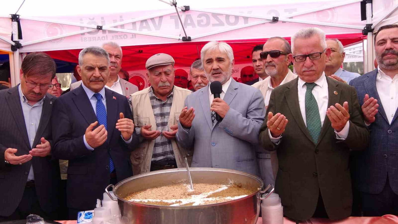 YOZGAT CUMHURİYET MEYDANI’NDA DÜZENLENEN AŞURE GÜNÜ PROGRAMI YOĞUN KATILIMLA GERÇEKLEŞTİ.