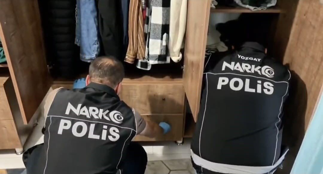 YOZGAT EMNİYET MÜDÜRLÜĞÜ EKİPLERİNİN DÜZENLEDİĞİ UYUŞTURUCU OPERASYONUNDA 4 KİŞİ GÖZALTINA...