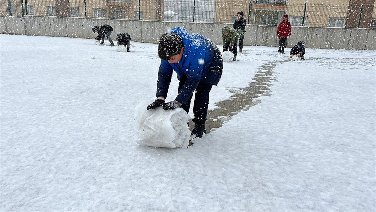 Yozgat kent merkezinde kar yağışı etkili oldu. Okula giden öğrenciler okul bahçesinde kar topu...