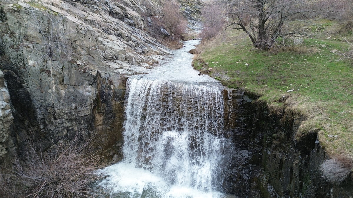 Yozgat merkeze bağlı Evci köyünde bulunan Evci Şelalesi, eriyen kar suları ve yağmurun ardından...