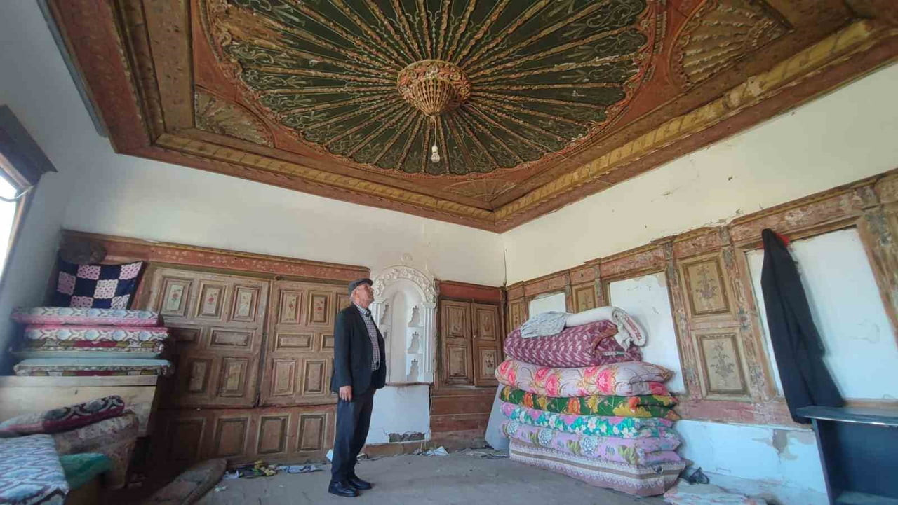 YOZGAT MERKEZE BAĞLI LÖK KÖYÜNDE BULUNAN YAKLAŞIK 200 YILLIK KARACABEY KONAĞI İLE TARİHİ HAMAM...