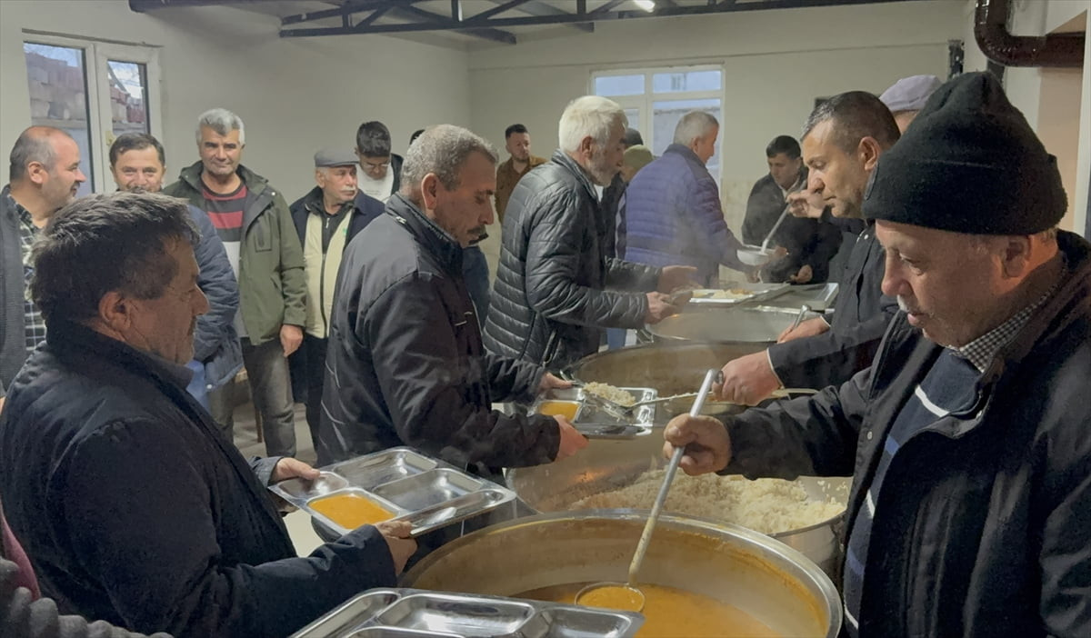 Yozgat merkeze bağlı Topaç köyünde yaşayanlar, 6 yıldır ramazan ayında kurulan toplu iftar...