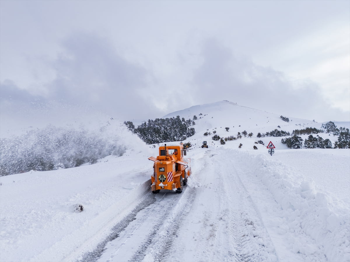 Yozgat'ın Akdağmadeni ilçesindeki yaklaşık 2 bin 100 rakımlı Nalbant Geçidi'nde, ekiplerin yol...