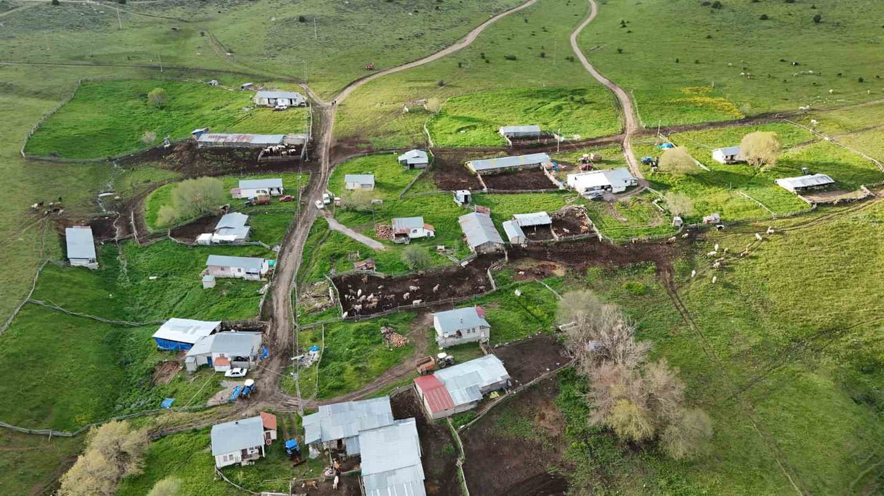 YOZGAT'IN AKDAĞMADENİ İLÇESİNE BAĞLI YUKARI ÇULHALI KÖYÜ SAKİNLERİ, YAZ MEVSİMİNİN GELMESİYLE...