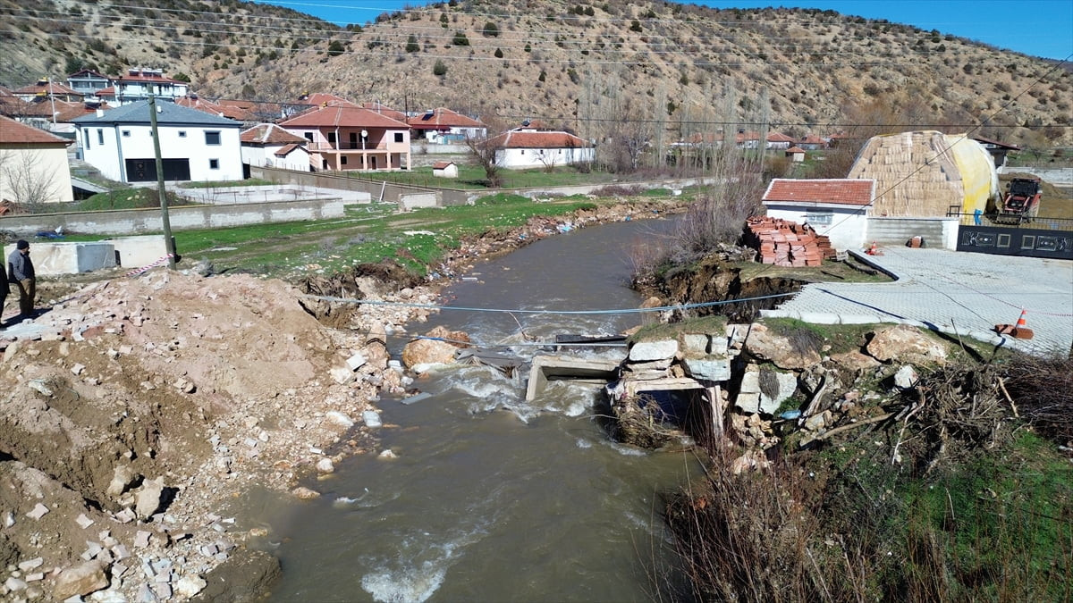 Yozgat'ın Saraykent ilçesinde dün sağanak sonrası debisi yükselen derenin üzerindeki köprünün...