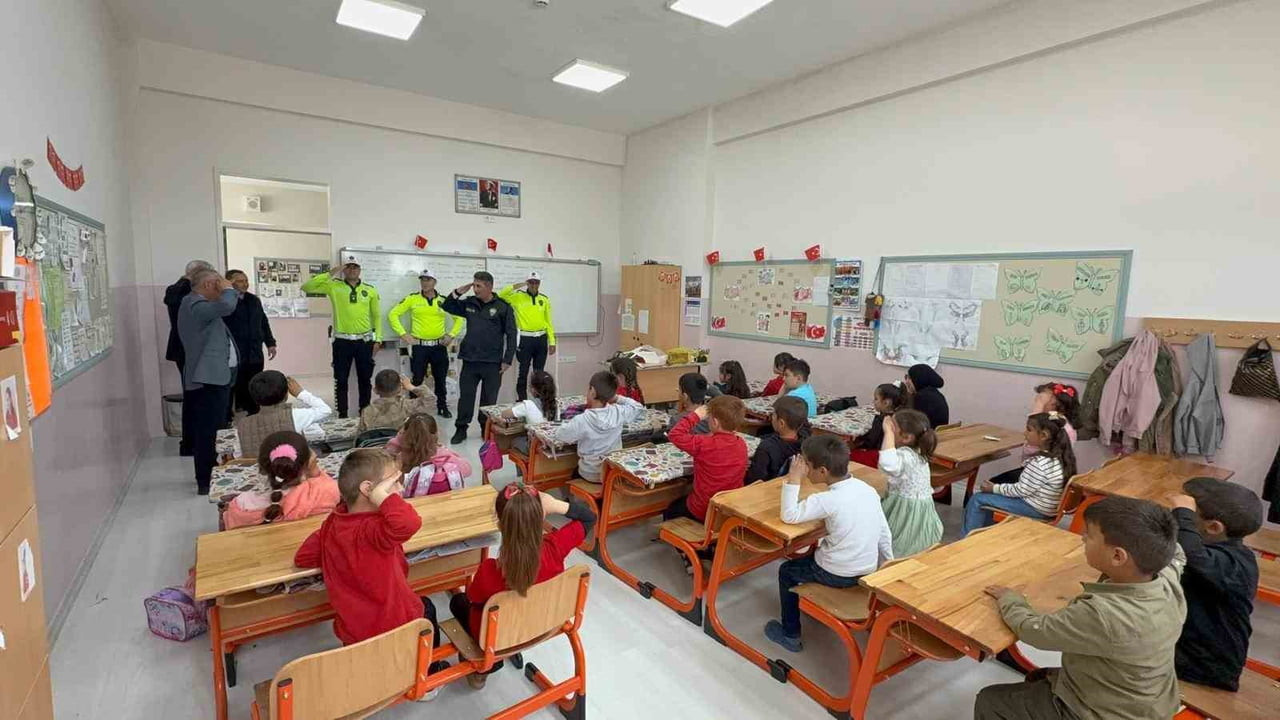 YOZGAT'IN SARIKAYA İLÇESİNDE POLİS SELAMI VEREN MİNİKLER SAMİMİ DAVRANIŞLARIYLA YÜREK...