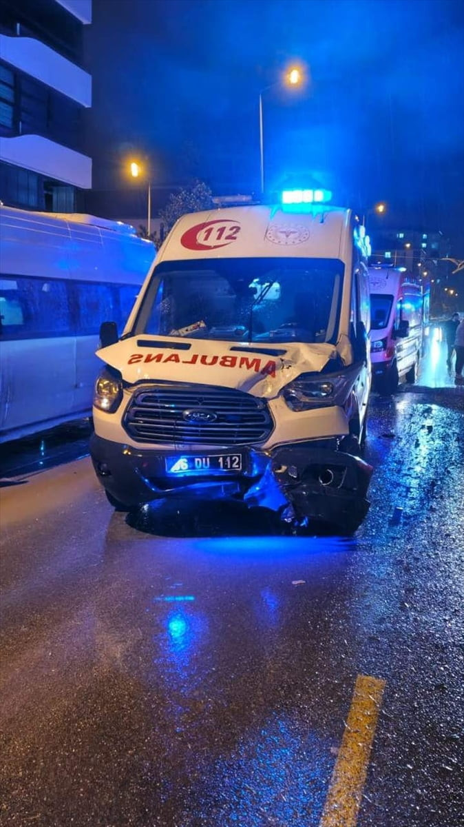 Yozgat'ın Sorgun ilçesinde ambulans ile 2 otomobilin karıştığı kazada 7 kişi yaralandı.