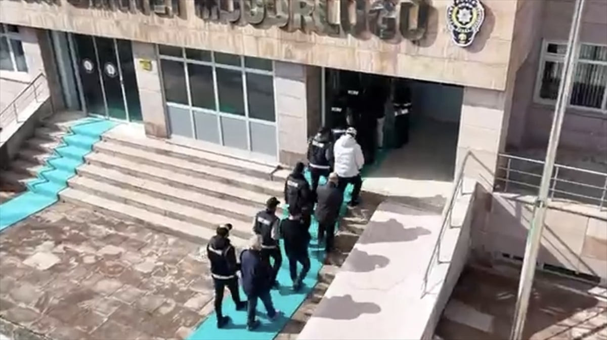 Yozgat'ın Sorgun ilçesinde Fetullahçı Terör Örgütü'ne (FETÖ) yönelik soruşturmalar kapsamında...