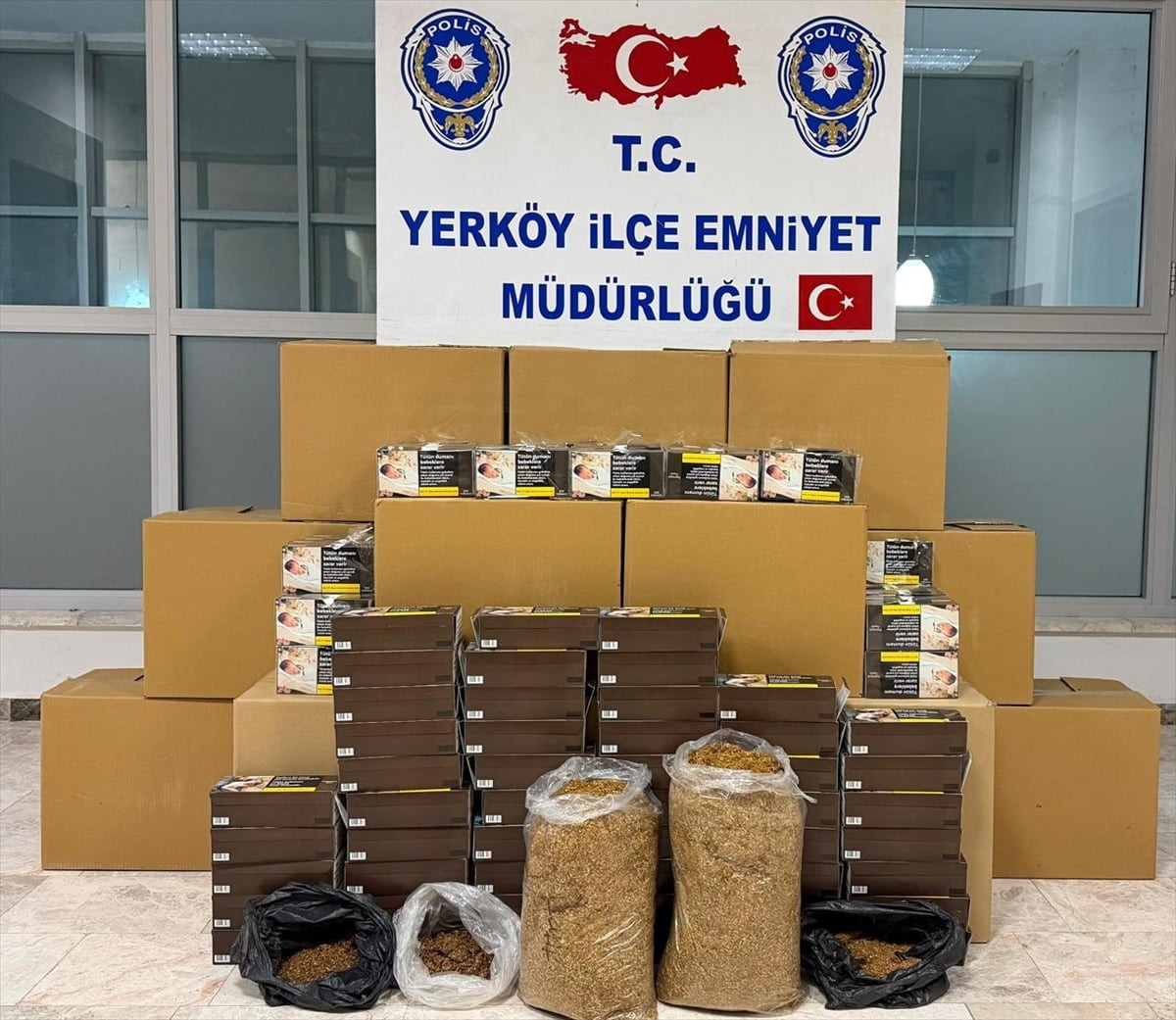 Yozgat'ın Yerköy ilçesinde, 190 bin makaron (filtreli sigara kağıdı) ve 9 kilo 610 gram kaçak...