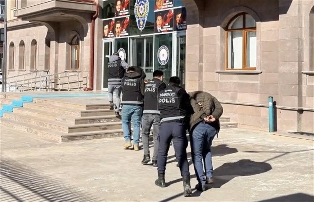 Yozgat'ın Yerköy ilçesinde düzenlenen uyuşturucu operasyonunda 5 şüpheli gözaltına...