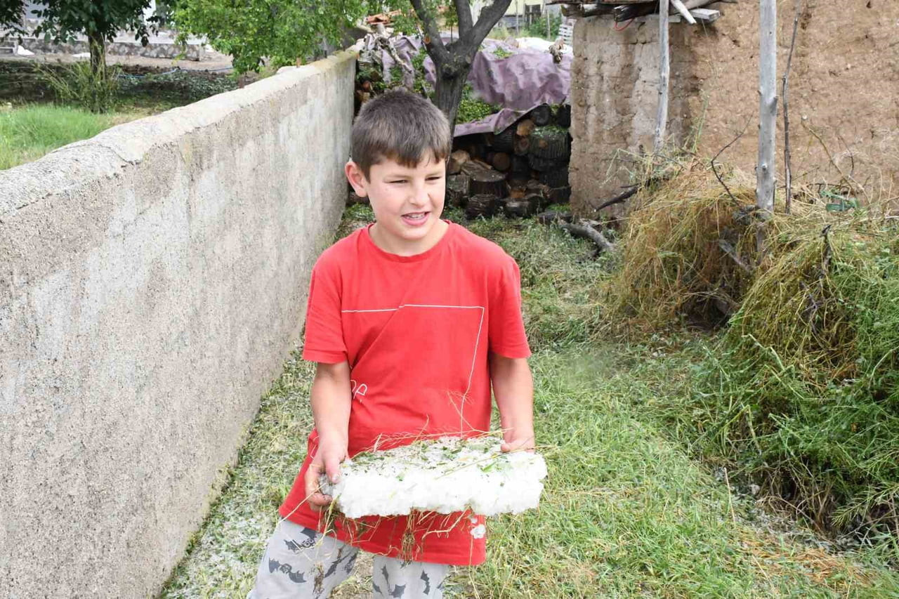 YOZGAT'IN YERKÖY İLÇESİNE BAĞLI BURUNCUK VE ARİFEOĞLU KÖYÜNDE ETKİLİ OLAN DOLU YAĞIŞI VE SEL...