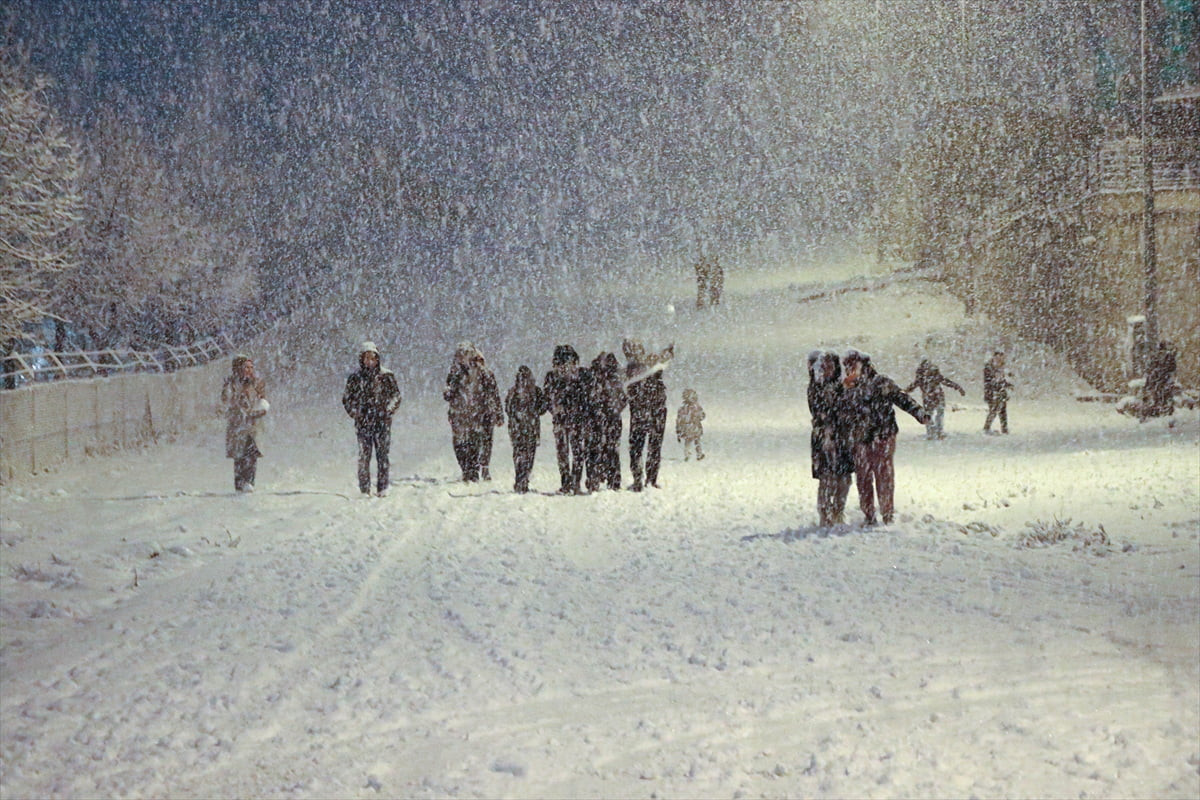 Yozgat'ta akşam saatlerinde başlayan ve aralıklarla devam eden kar yağışı etkisini sürdürüyor. Kar...