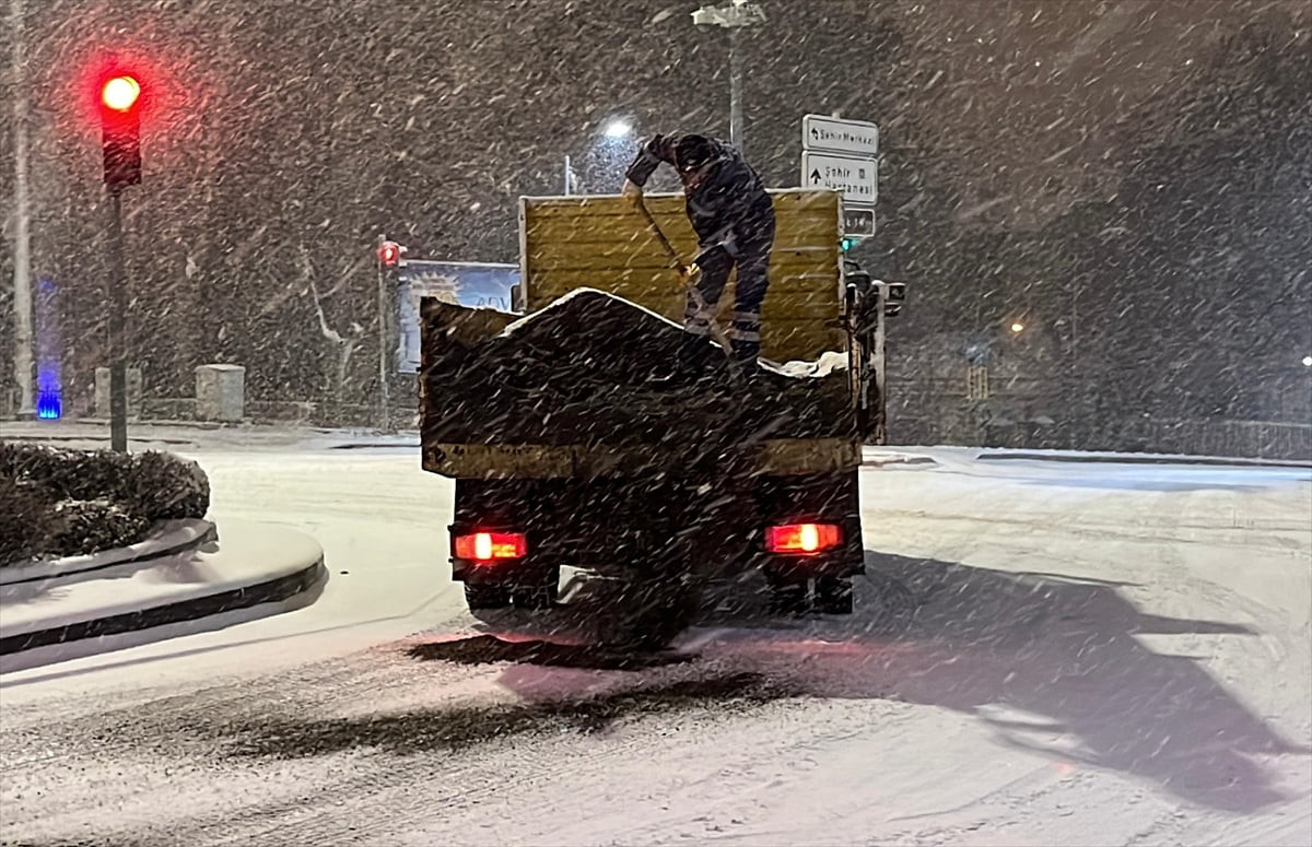 Yozgat'ta akşam saatlerinde başlayan ve aralıklarla devam eden kar yağışı hayatı olumsuz...