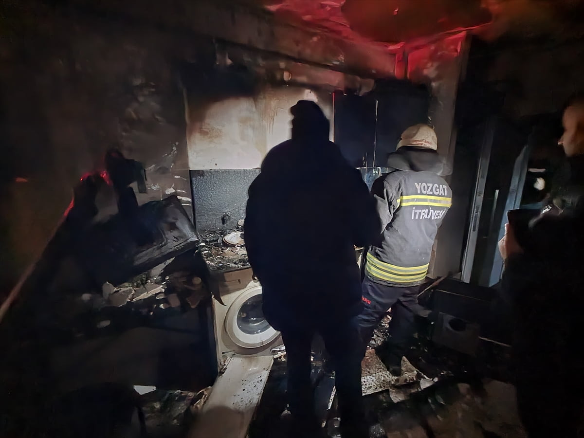  Yozgat'ta bir apartman dairesinin mutfağında meydana gelen patlama sonucu çıkan yangında 1 kişi...
